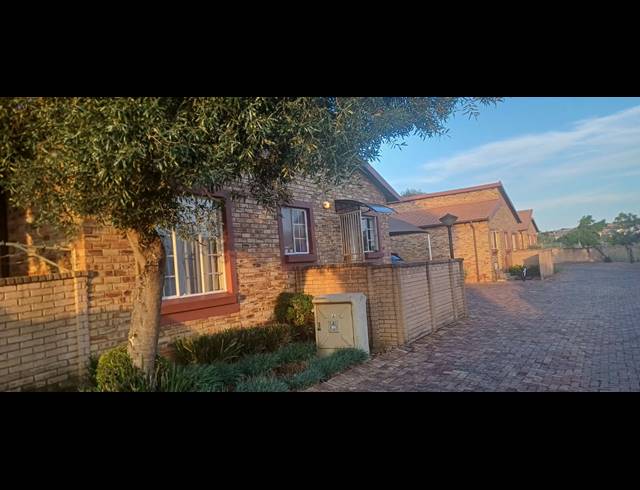 3 BEDROOM TOWNHOUSE TO LET IN KOSMOSDAL
